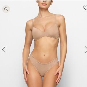 SKIMS WIRELESS FORM
PUSH-UP PLUNGE BRA 38C